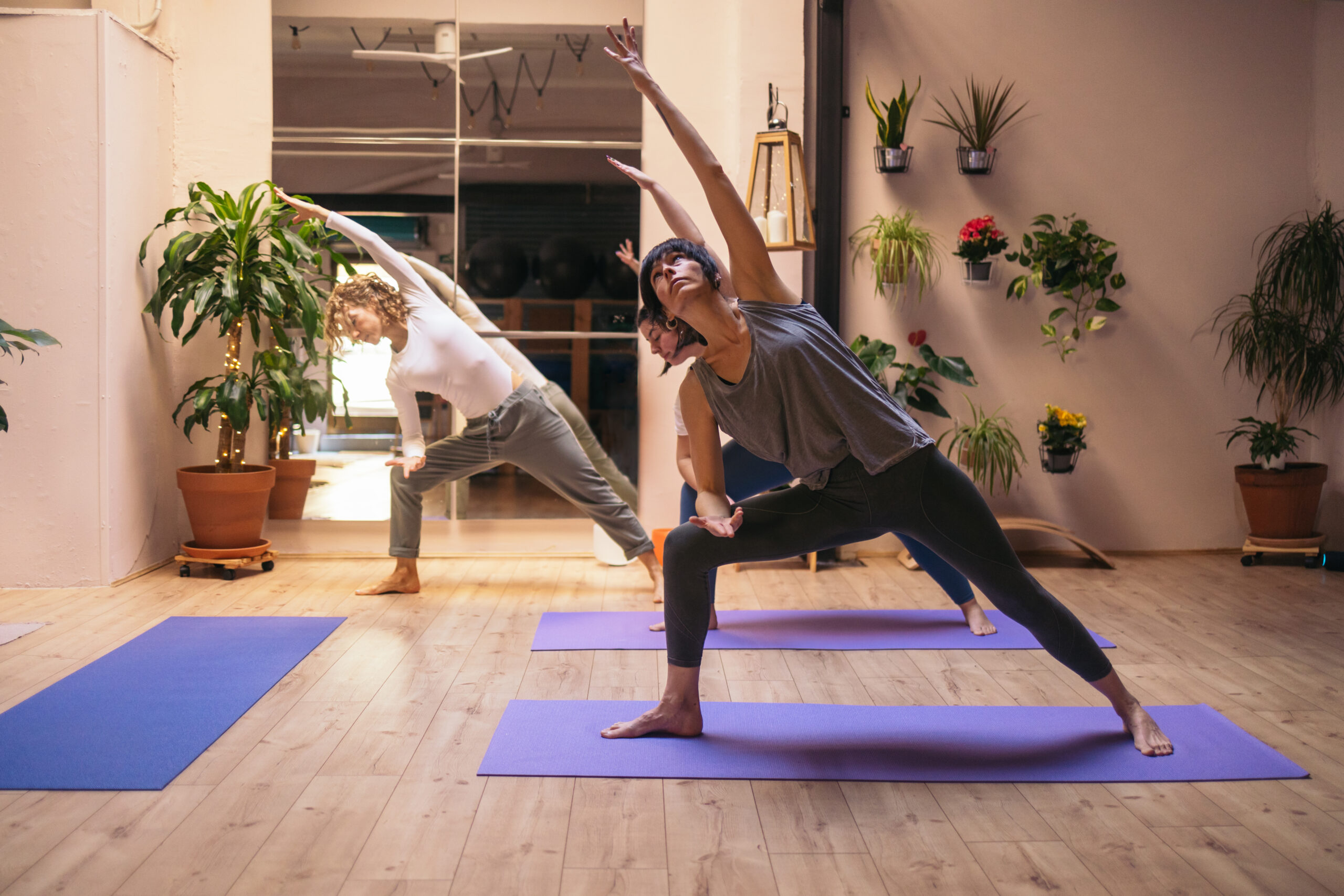 Práctica de yoga en el estudio