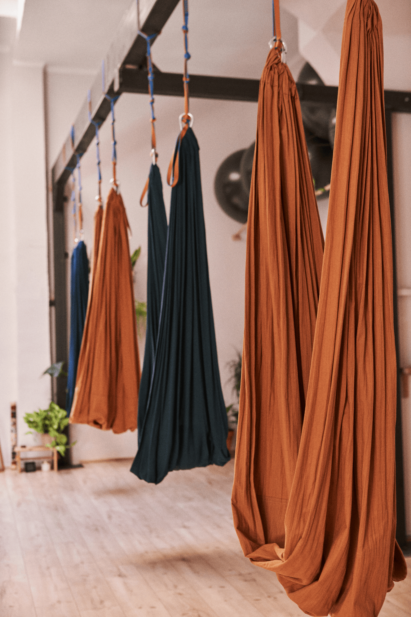 Hamacas de yoga aéreo en Espacio Yogideas, Madrid